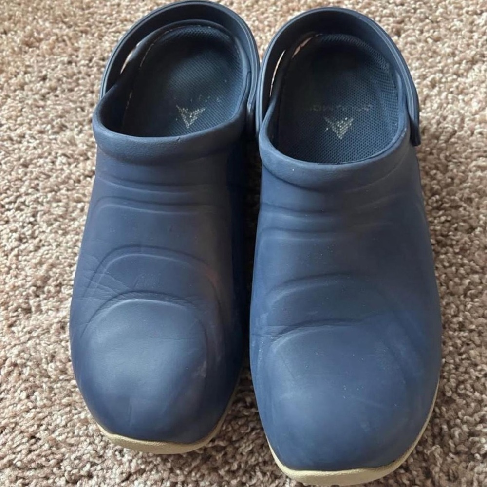 Medical wear clogs size 7